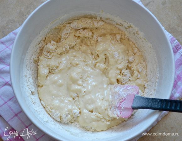 Постепенно подсыпая муку, замесить тесто. Муки может уйти чуть меньше...(зависит как от размера яица, так и от качества творога).