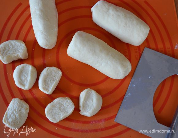 Тесто готово как только оно перестанет липнуть к рукам. Скатать тесто в шар и разделить на четыре части. Каждую часть скатать в такой цилиндр-"колбаску". Нарезать тесто на ломтики шириной не более 1 см. У меня получилось 26 штучек.