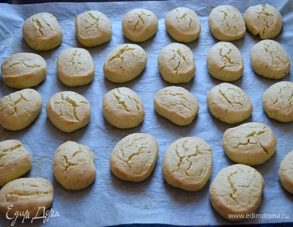 Выпекать в разогретой до 200°C духовке около 15-20 минут, до золотистого цвета. Следите по своей духовке. О своей готовности прянички известят вас распространяющимся по кухне ароматом! 