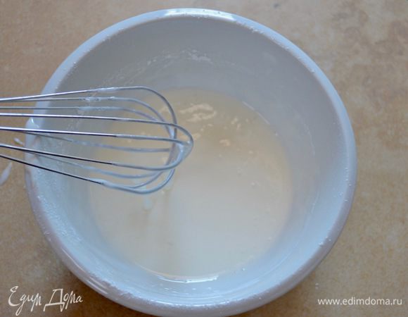 Пока пряники остывают, приготовить глазурь. Белок взбить с сахарной пудрой и ароматизатором до получения гладкой блестящей массы. Пудру обязательно просеивать, и подсыпать её постепенно, до достижения нужной консистенции глазури.