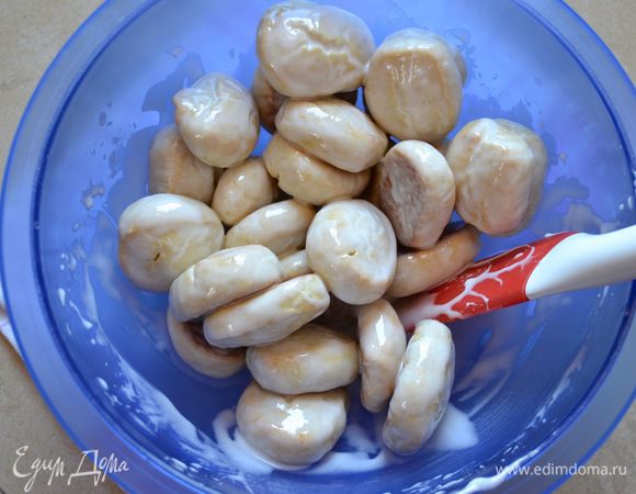 Чуть тёплые пряники выложить в большую миску и полить глазурью. Аккуратно всё перемешать, чтобы глазурь покрыла пряники со всех сторон.