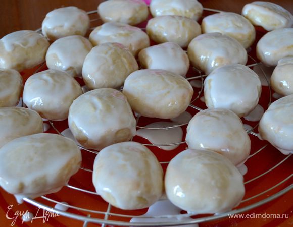 Выложить пряники на решётку и подсушить несколько минут в прогретой выключенной (!) духовке. Прянички готовы!