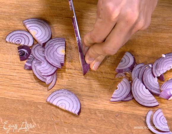 Красный лук почистить и нарезать полукольцами.