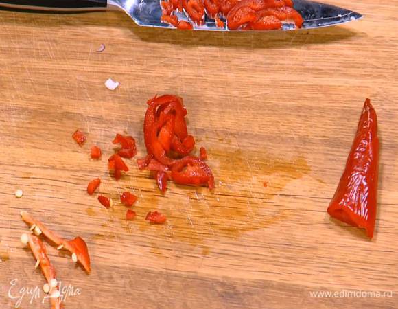 Перец чили, удалив семена, мелко порубить.