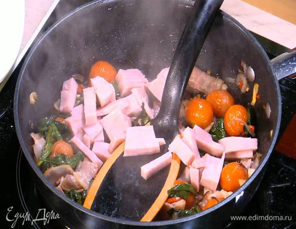Ветчину нарезать небольшими брусками, добавить в сковороду и прогревать все около минуты.