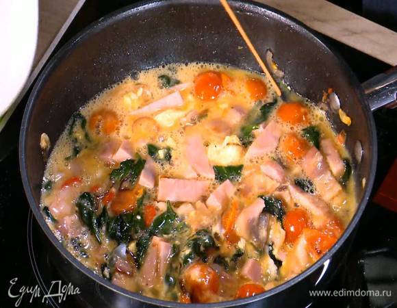 Яйца и белки перемешать венчиком, посолить, поперчить и влить в сковороду с овощами и ветчиной. Обжарить все вместе, постоянно помешивая, затем снять сковороду с огня.