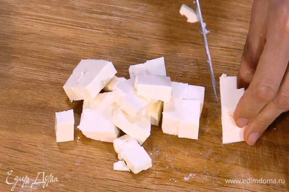Сыр нарезать кубиками, выложить на яйца с ветчиной и овощами, все перемешать.