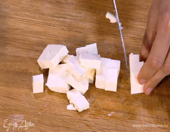 Сыр нарезать кубиками, выложить на яйца с ветчиной и овощами, все перемешать.