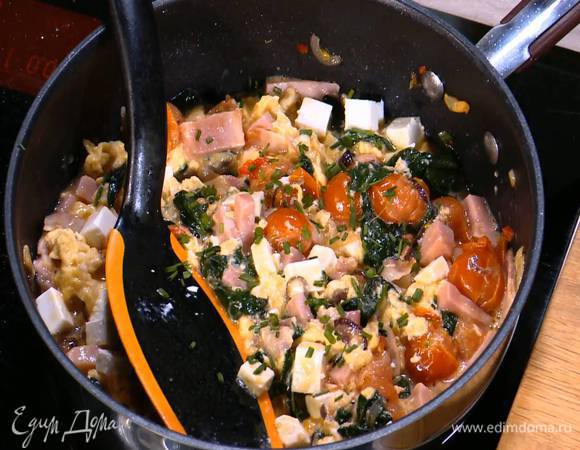 Шнитт-лук мелко порубить и посыпать начинку.