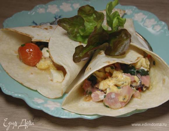 Тортильи прогреть на горячей сковороде, выложить в центр начинку и свернуть кулечком.