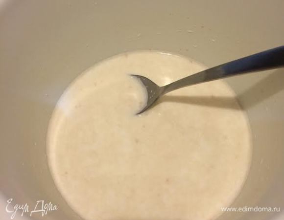 В теплом молоке развести дрожжи, сахар и соль. Дать постоять 10 минут.