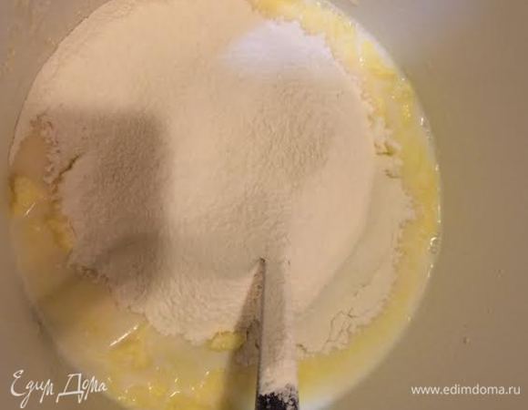 Постепенно начинаем добавлять муку (муки может уйти чуть меньше или чуть больше).