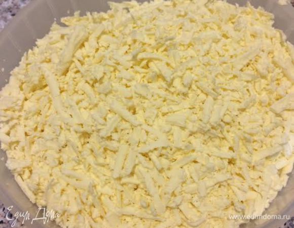 Начинка: сыр натереть на крупной терке. Имеретинский сыр можно заменить на сулугуни.
