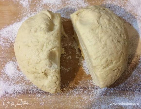 За 1-2 часа до готовки тесто нужно достать из холодильника. Разделить на 2 равные части. Раскатать каждую часть.