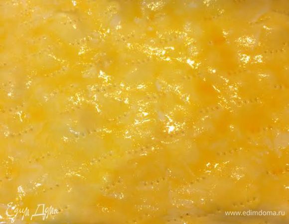 Накрыть оставшимся тестом и защипнуть края. Желток смешать с 1 ст.л молоко и покрыть им тесто. Тесто наколоть вилкой. Выпекать в заранее разогретой духовке 35-45 минут. Температура 200°C.