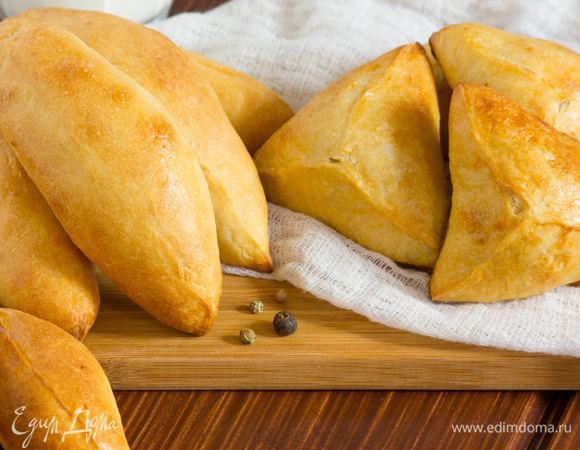 Выложите пирожки на застеленный пергаментом противень на расстоянии примерно 2 см друг от друга. Растопите сливочное масло, немного остудите и смешайте с желтком и 1 ч. л. теплой воды. Смажьте этой смесью пирожки. Выпекайте при 200°С до румяной корочки, примерно 15 мин. Подавайте горячими.