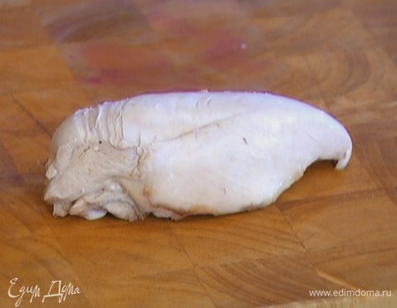 Куриную грудку залить водой, посолить и отварить.