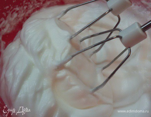 Яйца разделить на белки и желтки. Белки взбить в пышную пену.