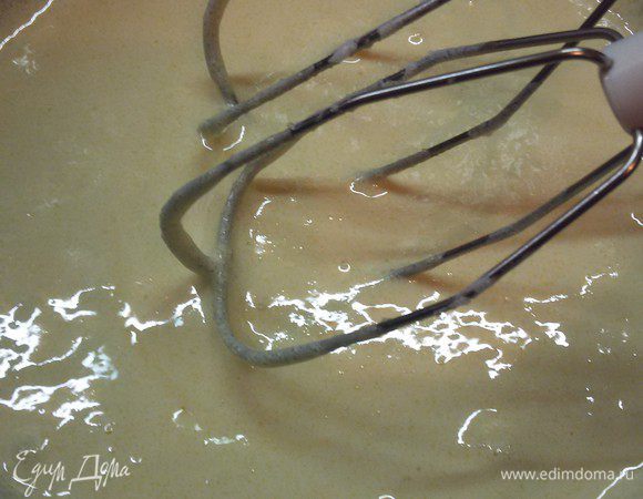 К желткам добавить сахар и ванильный сахар. Все хорошо растереть. Добавить сметану и еще раз хорошо все перемешать.