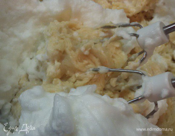 Смешать муку и соду. Добавить их к желткам в два приема. Между добавлениями муки примешать белки.