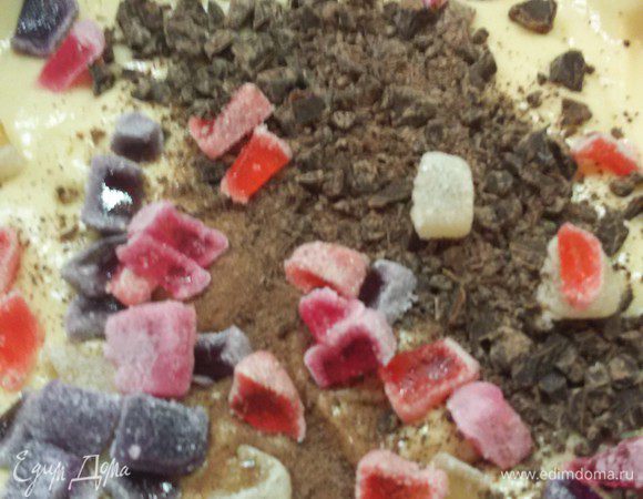 В тесто по желанию можно добавить изюм, орехи и т.д. У меня кусочки шоколада и мармелад.