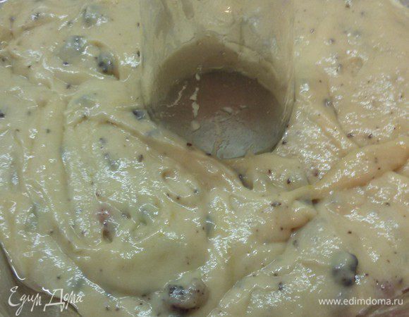 Форму для запекания смазать маслом и вылить в нее тесто. Выпекать в духовку 30 минут при температуре 200°C.