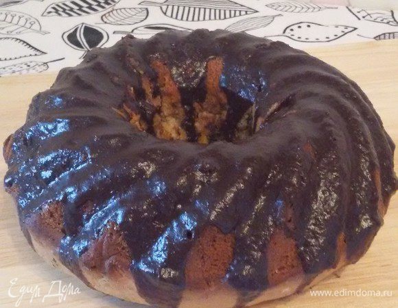 Вынуть из формы и дать остыть. Можно посыпать пудрой или полить глазурью.