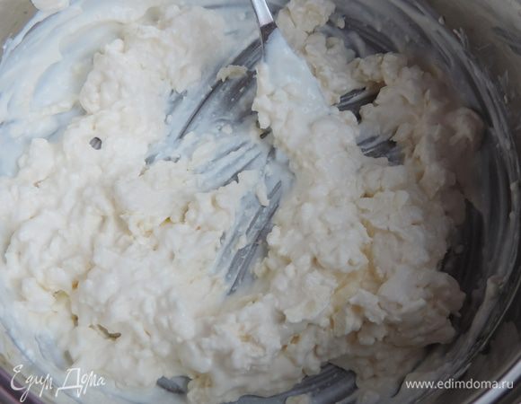 Размягченный при комнатной температуре маргарин (можно с успехом заменить сливочным маслом) разминаем вилкой со сметаной (она должна быть жирной и густой). Особой однородности добиваться необязательно.
