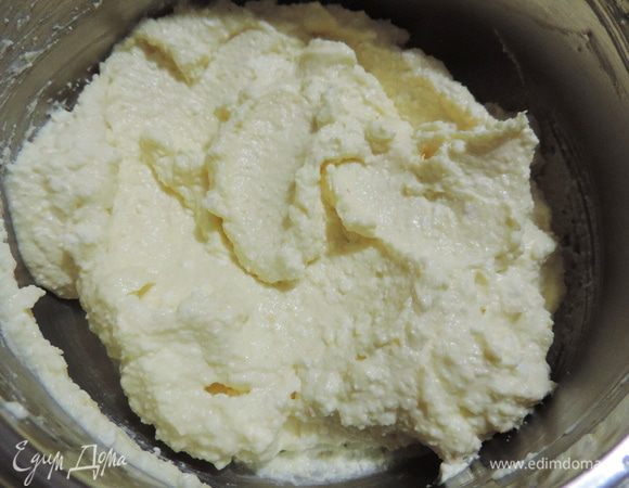 Для начинки взбиваем блендером творог со всеми остальными ингредиентами до получения однородной массы.
Я брала цедру с одного среднего апельсина, если вы ее не любите в выпечке, то замените пакетиком ванильного сахара.