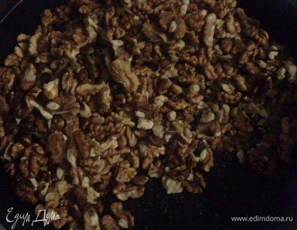 Орехи грецкие подсушить немного на сковороде.
