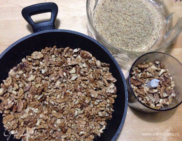 Орехи грецкие смолоть в блендере.