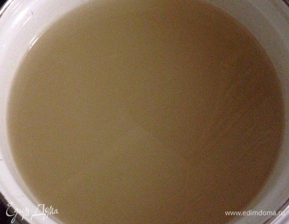 Сварить сироп из сахара и воды, варить после закипания минут 20 и потом бросаем половинку лимона и варим еще пару минут и даем остыть сиропу.