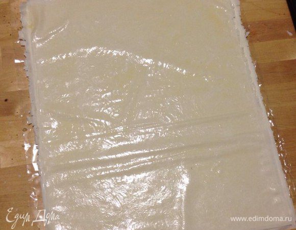 Развернуть все тесто на столе.
Положить тесто стопкой и начать на нем работать (так будет удобнее).
Сначала промазываем первый лист теста сливочным маслом. 