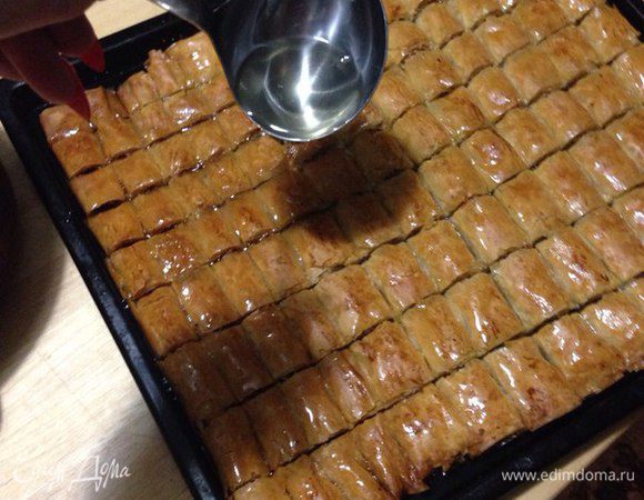 Затем достаем из духовки и сразу поливаем сваренным сиропом.