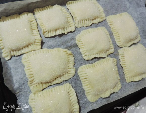 Выкладываем готовые подушечки на противень с пергаментом. 
Выпекаем при в заранее разогретой до 180°C духовке примерно 20 минут до красивого румяного цвета. 