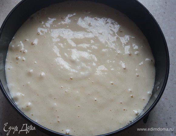 Вмешать белки в желтки. Вылить в разъемную форму (предварительно застелить пергаментом). Выпекать в разогретой духовке при 180°C около 50 минут.