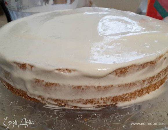 Для крема взбить сметану с пудрой, минут 10. Чтоб сметана загустела. Намазать каждый корж и бока.