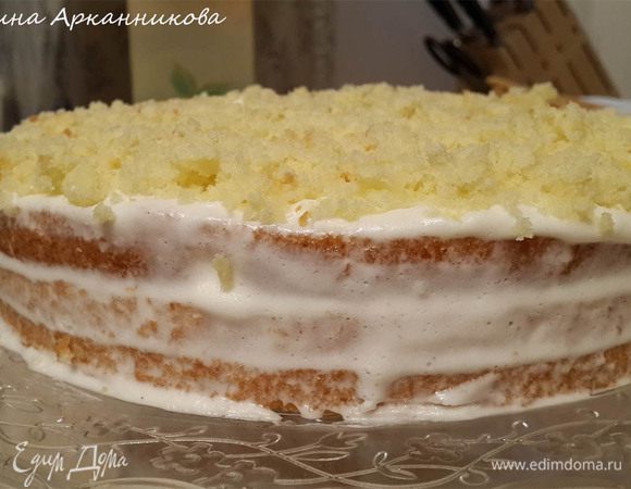 Взять верхушку и аккуратно выщипать пушистую мякоть. Чтобы не было темной корки. Остатки я залила оставшейся сметанкой. Еще и десертик получился) Покрошить мякоть руками. Украсить торт. Поставить в холод до подачи на стол.