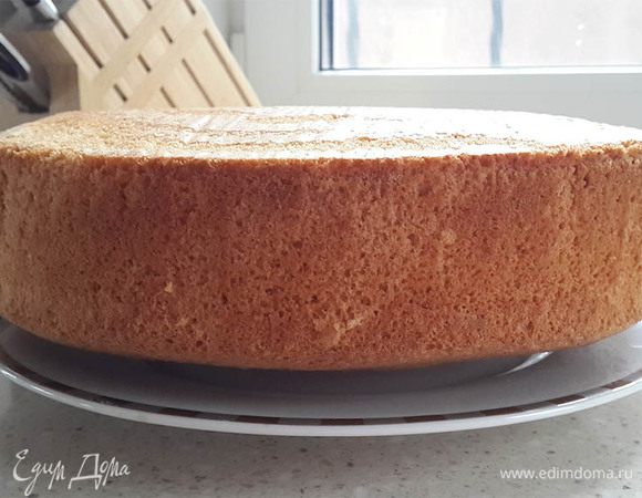 Готовый бисквит остудить и поставить в холод на несколько часов, чтобы он потом лучше разрезался на коржи.