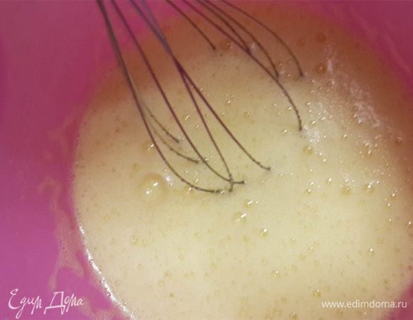 Для теста взбить желтки с сахаром. Добавить, взбивая, теплую воду.