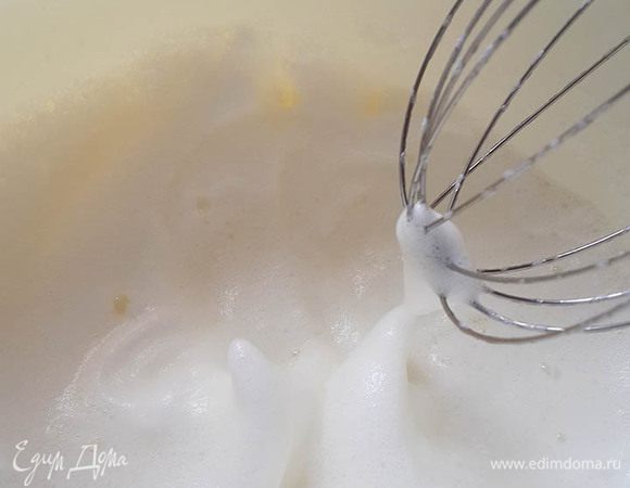 Взбить белки с щепоткой соли.
