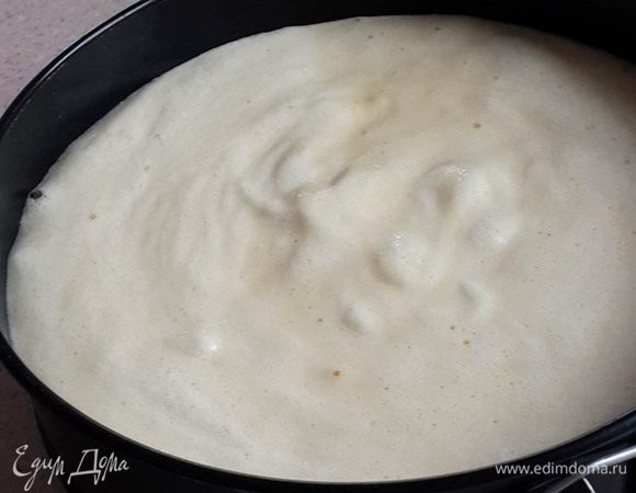 Вылить в разъемную форму, устланную пергаментом. Выпекать при 180°C около 40-50 минут.