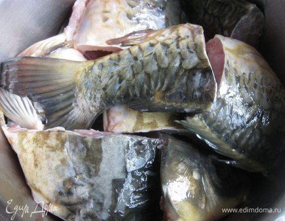 Карпов выпотрошить, вынуть жабры, глаза, промыть, промокнуть полотенцем, отрезать голову, нарезать крупно. У меня здесь небольшие карпы. Они поместились вместе с овощами в кастрюлю 3.5 литра, которая была наполнена почти до самого верха.  
