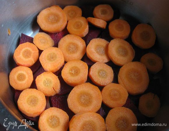 Затем — морковь.


