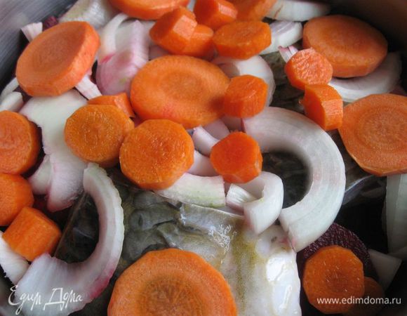 Затем несколько оставшихся кусочков рыбы и хвостовая часть. Затем — лук, морковь, ..
