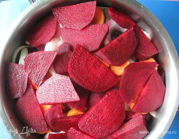 Свекла.
Заполнить холодной водой кастрюлю с рыбой и овощами, вода не должна доходить до верхнего слоя овощей где-то сантиметра 3-4. Рыба даст дополнительную жидкость при варке. Лучше потом немного подлить воды, чем жидкость вытечет на плиту.