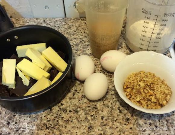 Разогреть духовку до 190°C. Форму для брауни 20х28 застелить пергаментом.