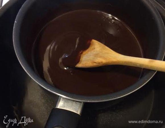 Масло и шоколад растопить на водяной бане.