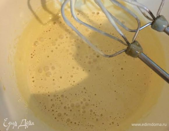 Яйца хорошо взбить с сахаром.
