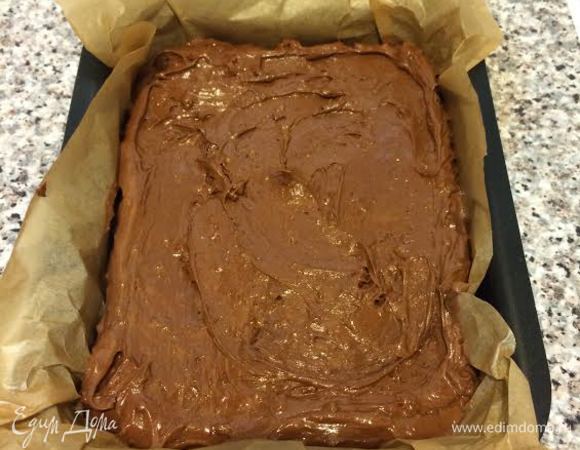 Просеять муку с разрыхлителем и солью. И начать постепенно всыпать муку аккуратно помешивая тесто. Тесто переложить в форму и разровнять. Выпекать 30 минут.